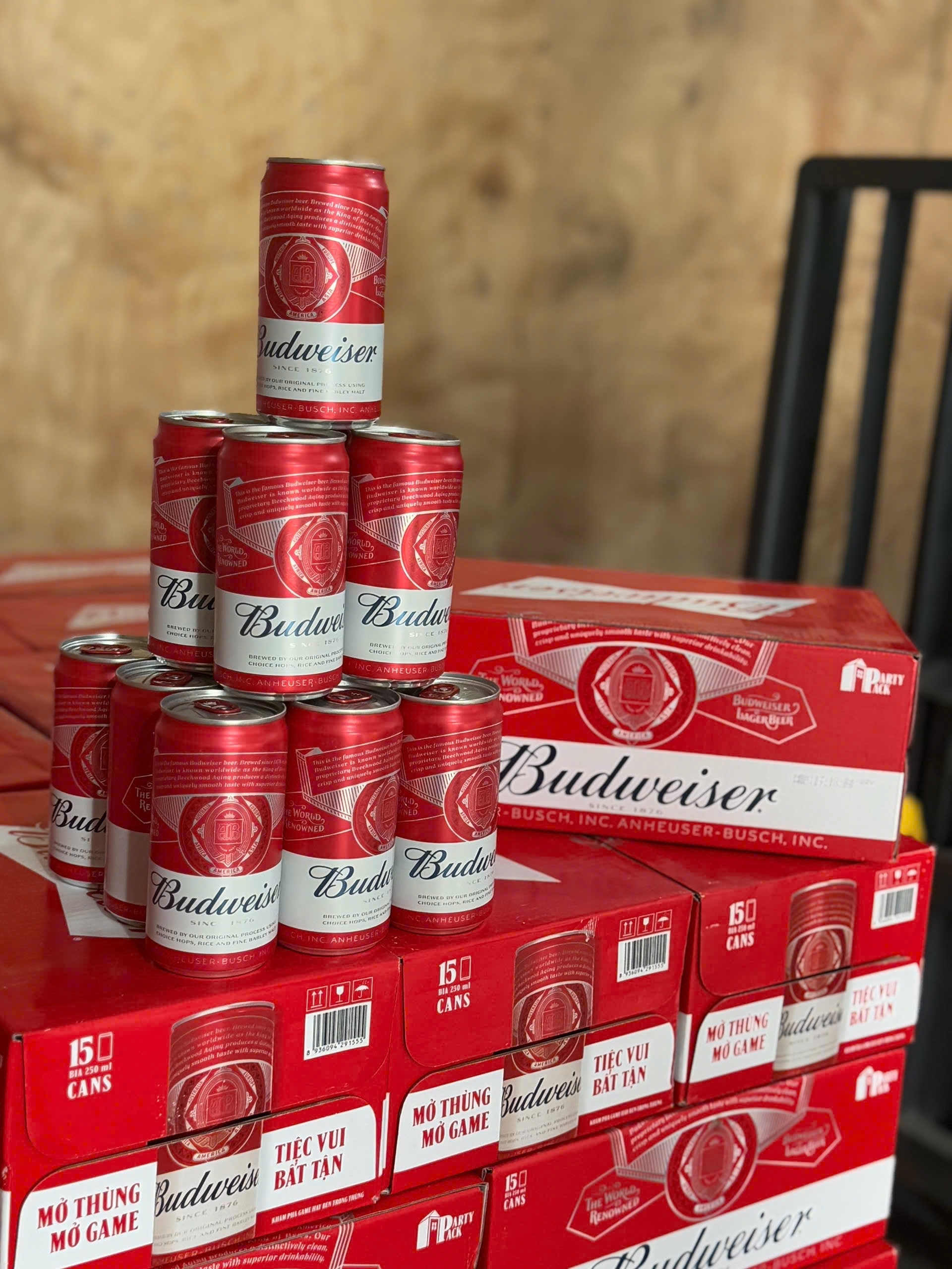 Budweiser nhí thùng 15 lon 250ml Budweiser nhí thùng 15 lon 250ml